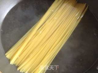 简易版黑椒蘑菇培根意面的做法步骤：3