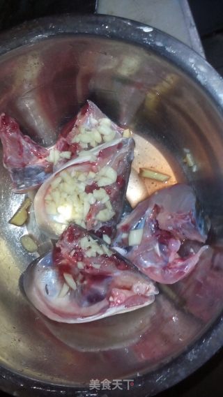 葱香豆腐炖鱼头汤盅的做法步骤：3