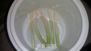 葱香豆腐炖鱼头汤盅的做法步骤：5