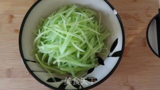 爽口莴笋丝的做法步骤：2