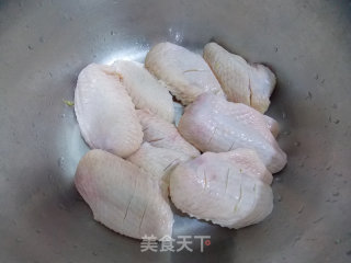 外焦里嫩蒜香烤鸡翅的做法步骤：1