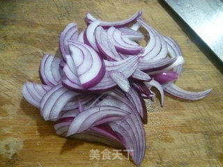 紫洋葱炒黄豆芽的做法步骤：2