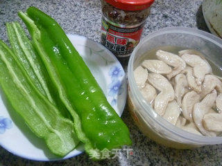 大豆蛋白炒尖椒的做法步骤：1