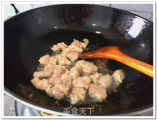 五彩牛腩焖芋头仔【子璇家】的做法步骤：2