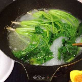 菠菜蘸水蛋羹的做法步骤：2