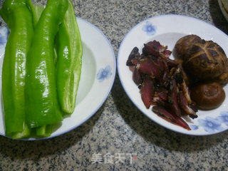 花菇酱肉炒尖椒的做法步骤：1