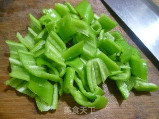 花菇酱肉炒尖椒的做法步骤：2