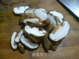 花菇酱肉炒尖椒的做法步骤：3