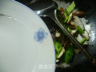 花菇酱肉炒尖椒的做法步骤：6