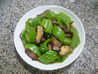 花菇酱肉炒尖椒的做法步骤：11