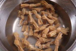 香菇腐竹结的做法步骤：1