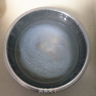 剁椒粉丝金针菇的做法步骤：2