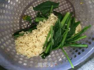 简易午餐—番茄鸡蛋炒面的做法步骤：1