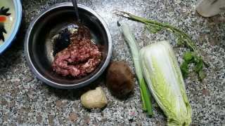 娃娃菜肉丸汤的做法步骤：1