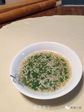 和高高一起开始葱油饼吧！的做法步骤：1