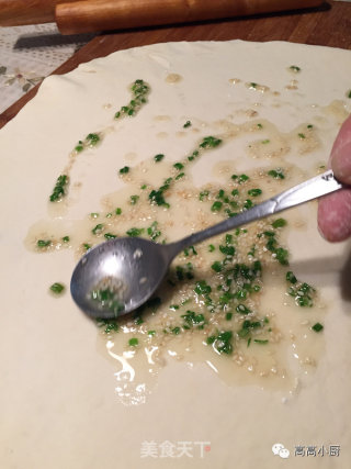 和高高一起开始葱油饼吧！的做法步骤：2