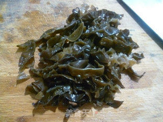 香干黑木耳炒蒜薹的做法步骤：2