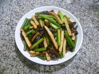 香干黑木耳炒蒜薹的做法步骤：11