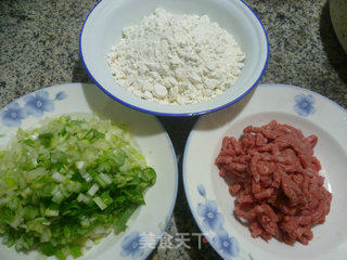 大葱牛肉馅馅饼的做法步骤：1