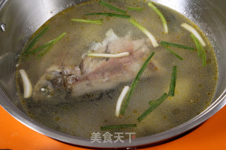 鲫鱼汤—自动烹饪锅食谱的做法步骤：2