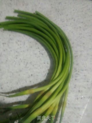 红叶绿枝~熏肠炒蒜薹的做法步骤：1