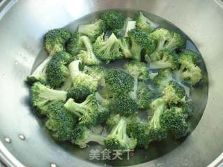 西兰花拌木耳的做法步骤：2