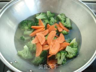 西兰花拌木耳的做法步骤：3