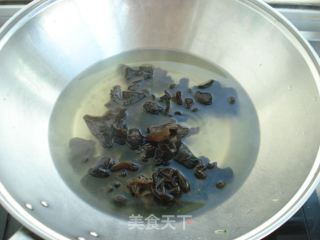西兰花拌木耳的做法步骤：4