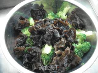 西兰花拌木耳的做法步骤：5