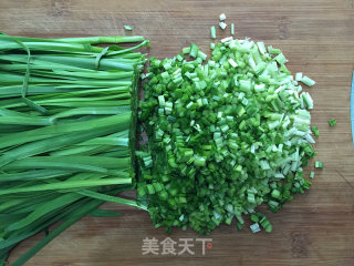 韭菜猪肉饺子（煎饺）的做法步骤：1