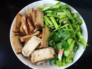 家常芹菜香干的做法步骤：2