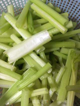 芹菜爆炒牛肉的做法步骤：4