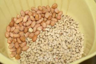 香菇眉豆花生母鸡汤的做法步骤：2
