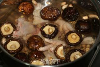 香菇眉豆花生母鸡汤的做法步骤：5