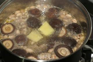 香菇眉豆花生母鸡汤的做法步骤：6