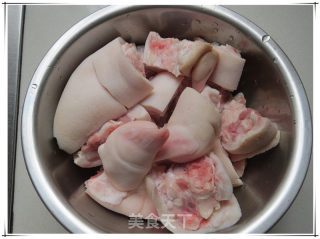 黄焖猪蹄的做法步骤：1