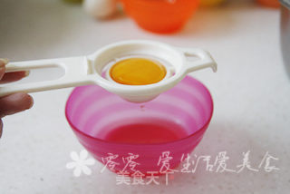 彩虹奶油裱花生日蛋糕的做法步骤：3