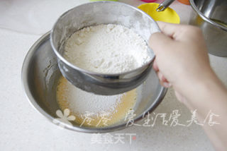彩虹奶油裱花生日蛋糕的做法步骤：6