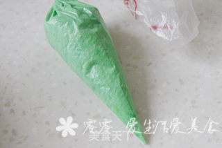 彩虹奶油裱花生日蛋糕的做法步骤：14