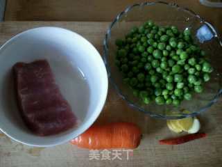 豌豆肉丁的做法步骤：1