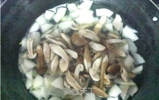 荔枝菌冬瓜汤的做法步骤：4