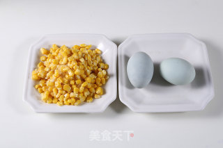 咸蛋黄玉米粒的做法步骤：1
