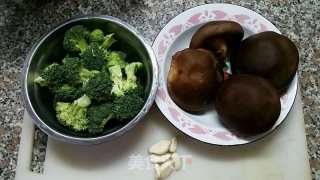 鲍汁香菇西兰花的做法步骤：1