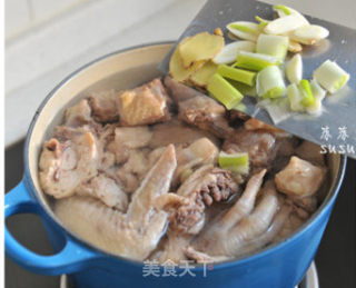 年宴经典压轴汤【鲜掉眉毛的海参口蘑土鸡汤】的做法步骤：6