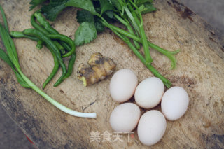 青椒芹菜炒蛋的做法步骤：1