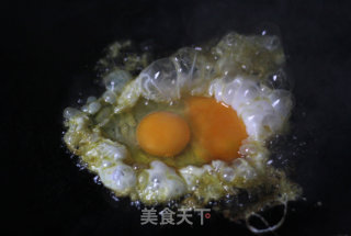 青椒芹菜炒蛋的做法步骤：2