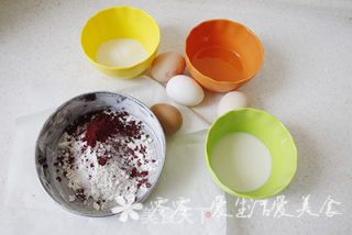 红丝绒奶油夹心蛋糕的做法步骤：1