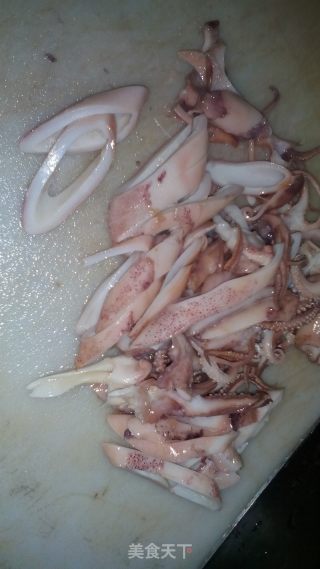 彩椒辣炒鱿鱼仔圈的做法步骤：4