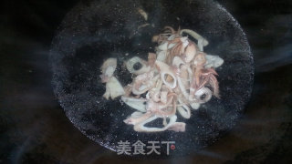 彩椒辣炒鱿鱼仔圈的做法步骤：5