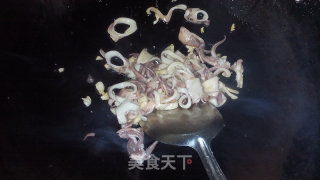 彩椒辣炒鱿鱼仔圈的做法步骤：7
